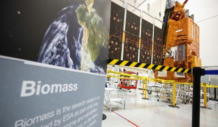 Le satellite Biomass, construit par Airbus Defence and Space, qui sera utilisé pour la mission Biomass de l'Agence spatiale européenne (ESA) dédiée à la surveillance des forêts, dans la salle blanche du site toulousain d'Airbus Defence and Space, à Toulouse, le 11 février 2025