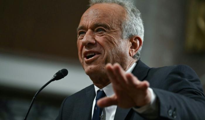 Der US-Senat hat den unter anderem wegen Falschbehauptungen über Impfungen umstrittenen Robert F. Kennedy Jr. als neuen Gesundheitsminister bestätigt. Die Kongresskammer erteilte mit 52 gegen 48 Stimmen ihre Zustimmung zu seiner Ernennung.