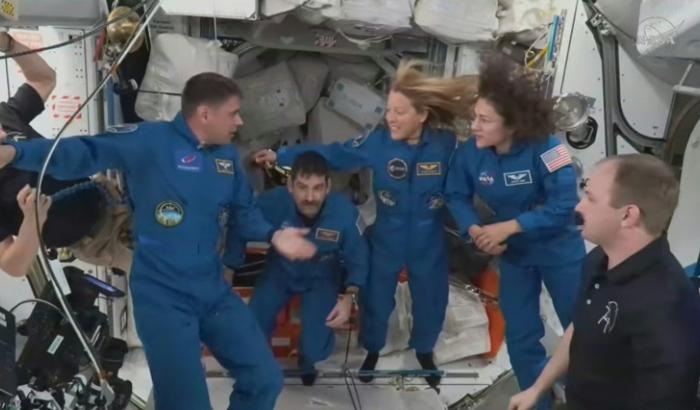 Einen Monat nach der vorzeitigen Rückkehr einer ISS-Crew aus medizinischen Gründen ist die Nachfolge-Besatzung an der Internationalen Raumstation angekommen.