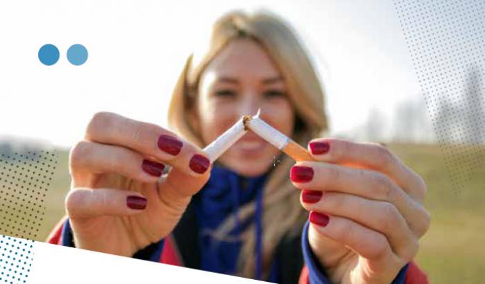 Frau bricht Zigarette in zwei Stücke