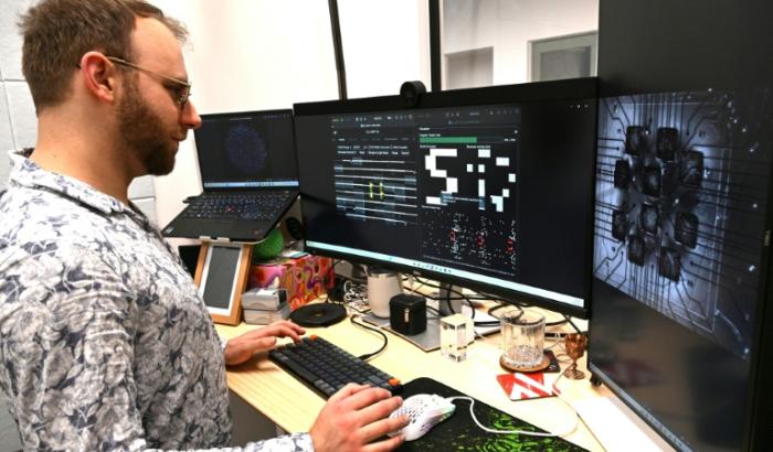 Le chercheur Brett Kagan observe au microscope des neurones cultivés dans le laboratoire de l'entreprise australienne Cortical Labs à Melbourne, le 5 mai 2026