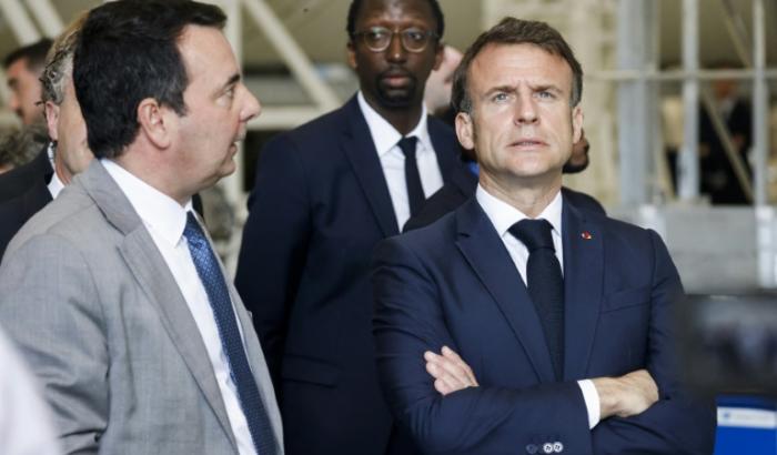 Le PDG d'Arianegroup Martin Sion (à gauche) avec Emmanuel Macron lors d'une visite au centre spatial européen de Kourou, le 26 mars 2024