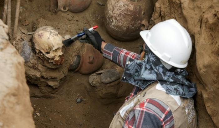 Bei der Verlegung einer Gasleitung sind Arbeiter in Peru auf eine mehr als 1000 Jahre alten Mumie gestoßen.