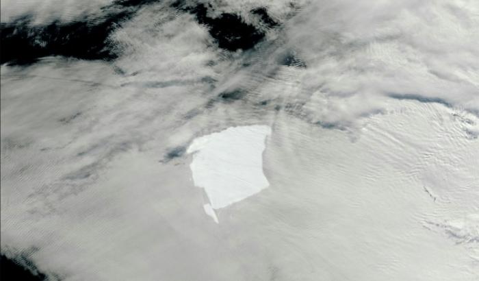 Image satellite publiée par la NASA le 31 janvier 2025, montrant l'iceberg A23a (c,d) dérivant vers les îles de Géorgie du Sud, dans l'océan Austral, alors qu'un fragment de 19 km (g) s'est détaché de lui