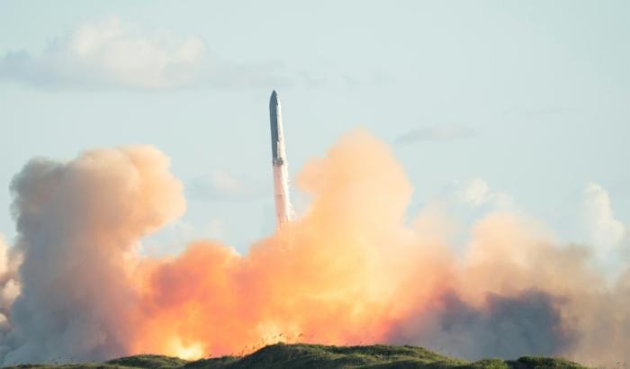 Der elfte Testflug der Riesenrakete Starship des US-Raumfahrtunternehmens SpaceX ist erfolgreich verlaufen. Wie geplant landete das Raumschiff gut eine Stunde nach dem Start im Indischen Ozean.