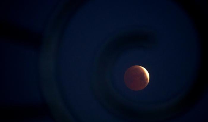 Une rare éclipse lunaire totale observée depuis le village de Donon, dans le nord-ouest de l'Espagne, le 14 mars 2025