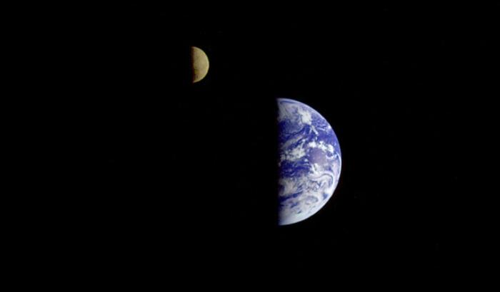 Vue de la Terre et de la Lune prise le 16 décembre 1992 par la sonde spatiale Galileo