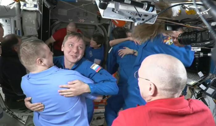 Image tirée d'un livestream de la Nasa montrant le cosmonaute russe de Roscosmos Kirill Peskov (2e g), membre de l'équipage SpaceX Dragon Crew-10, accueilli par les membres de l'équipage de la Station spatiale internationale peu après l'amarrage à l'ISS, le 16 mars 2025