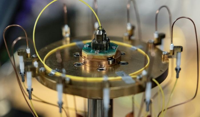 Un générateur Qubit utilisé pour la fabrication d'ordinateurs photoniques quantiques, développé par la start-up française Quandela, le 11 octobre 2024 près de Paris
