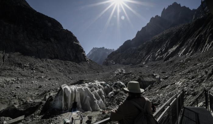 Des touristes observent ce qui reste de la Mer de glace dans le massif du Mont Blanc, dans les Alpes françaises, le 23 septembre 2026