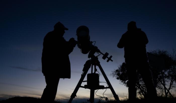 Des astronomes amateurs, près de Vienne en Autriche, le 12 octobre 2024