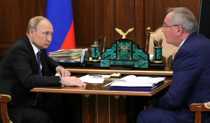 Le président russe Vladimir Poutine (g) et le patron de Roskosmos, Dmitri Rogozine, au Kremlin, en août 2019 à Moscou