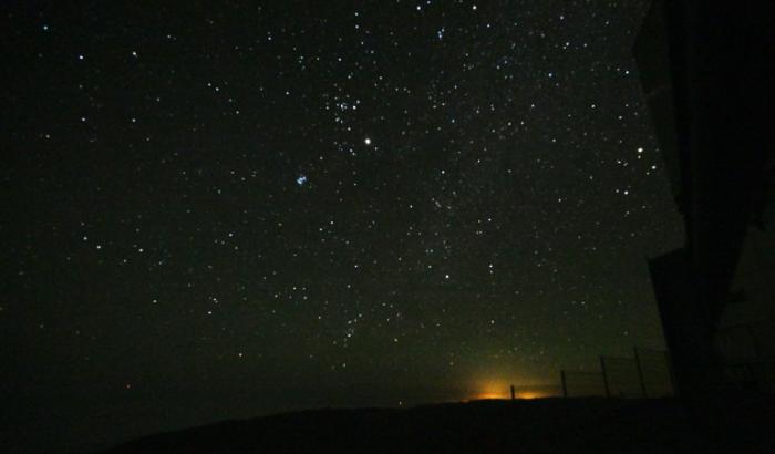 Les lumières de la ville d'Antofagasta (à droite) observées depuis le Très Grand Téléscope (VLT) de l'Observatoire Européen Austral (ESO), sur la colline de Paranal dans la région d'Antofagasta au Chili, dans le désert d'Atacama, le 27 janvier 2025