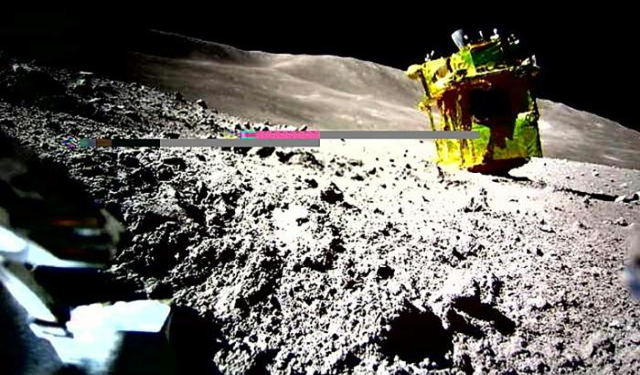 Photo publiée le 25 janvier 2024 par l'Agence spatiale japonaise Jaxa montrant une image de la surface lunaire transmise par la sonde Sora-Q après l'atterrissage du module SLIM sur la Lune, le 20 janvier 2024