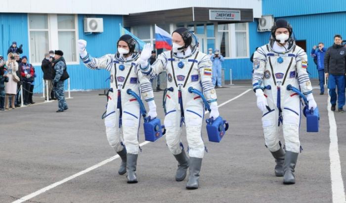(g-d) Les cosmonautes russe Oleg Artemiev, Denis Matveïev et Sergueï Korsakov avant leur décollage à bord d'une fusée Soyouz pour rejoindre l'ISS, le 18 mars 2022 au cosmodrome de Baïkonour, au Kazakhstan
