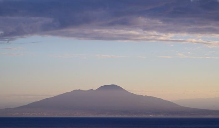 Le Vésuve, au lever du jour, vu depuis Capri, le 18 avril 2024 en Italie