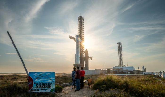 La mégafusée Starship de SpaceX en cours d'installation sur son pas de tir à Boca Chica, le 3 mars 2025 au Texas