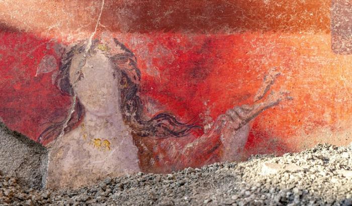 Photo diffusée le 26 février 2025 par le service de presse du site archéologique de Pompéi montrant des fresques monumentales récemment découvertes dans une salle réservée aux banquets