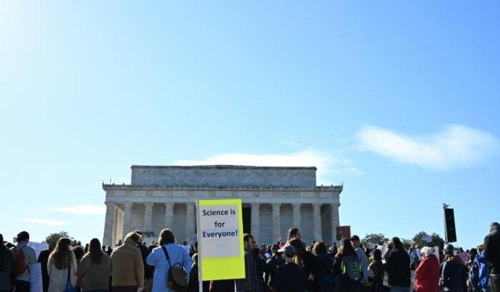 Manifestation pour défendre la science, devant le Lincoln Memorial à Washington, le 7 mars 2025