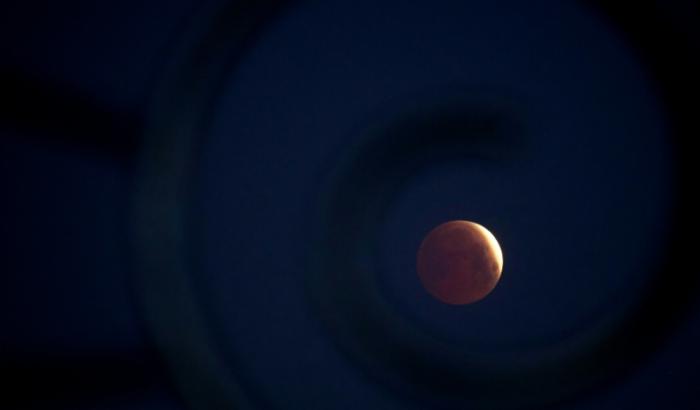 Am Abendhimmel ist am Sonntag eine totale Mondfinsternis zu sehen. Wie in vielen anderen Erdteilen ist das Spektakel auch in Deutschland zu sehen, allerdings nicht von allen Standorten gleich gut.