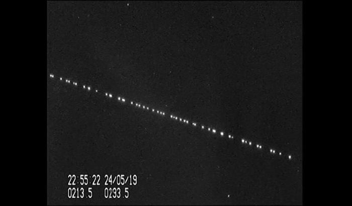 La traînée des 60 satellites Starlink de SpaceX, filmée le 24 mai 2019 par l'astronome néerlandais Marco Langbroek