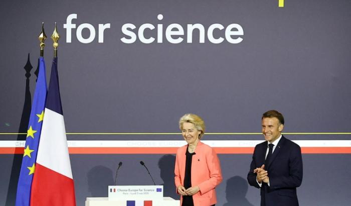 Le président Emmanuel Macron et la présidente de la Commission européenne, Ursula von der Leyen lors de la conférence "Choose Europe for Science" à l'Université de la Sorbonne, le 5 mai 2025 à Paris