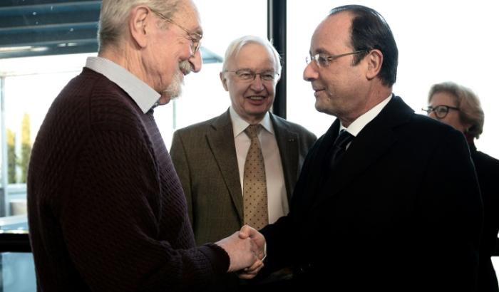 Martin Karplus (à gauche), prix Nobel de chimie en 2013, salue le président de la République François Hollande (à droite), devant un autre prix Nobel de chimie, Jean-Marie Lehn (1987), le 30 janvier 2014 à Strasbourg