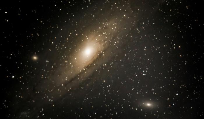 Photographie prise le 23 décembre 2017 depuis Bago en Birmanie et montrant la galaxie d'Andromède dans laquelle les chercheurs ont pu observer ce phénomène