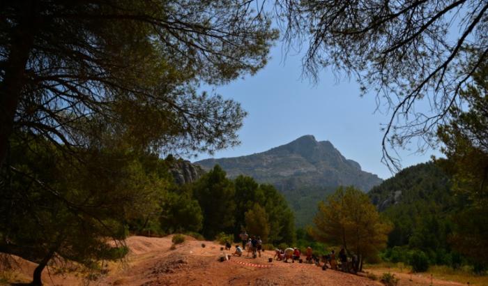 Des personnes cherchent des œufs de dinosaures sur le site de la montagne Sainte-Victoire, près d'Aix-en-Provence, le 25 juin 2025 dans les Bouches-du-Rhône