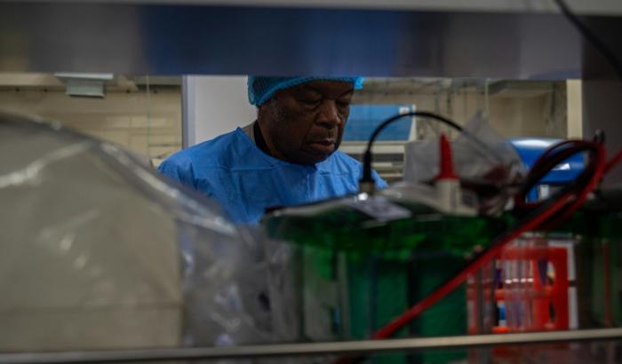 Le professeur Jean-Jacques Muyembe dans son laboratoire de l'Institut national de recherche biomédicale (INRB) à Kinshasa le 20 mai 2026