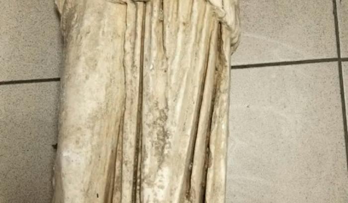 Photo fournie par la police grecque, le 22 janvier 2025, d'une statue antique trouvé dans un sac noir près de poubelles dans une rue de Thessalonique