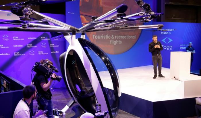 L'inventeur Franky Zapata présente son "AirScooter" à Paris le 14 juin 2023