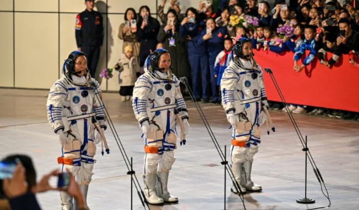 Vom Weltraumbahnhof Jiuquan im Norden Chinas sind drei Taikonauten zur chinesischen Weltraumstation Tiangong gestartet. Geleitet wird die Mission Shenzhou-21 zum turnusmäßigen Austausch der Tiangong-Crew vom erfahrenen Taikonauten Zhang Lu.