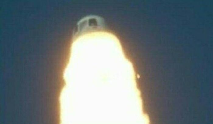 Image tirée d'une vidéo diffusée par l'entreprise Blue Origin montrant le moment où la capsule de la fusée New Shepard s'est séparée en urgence de l'étage de propulsion, le 12 septembre 2022 au Texas