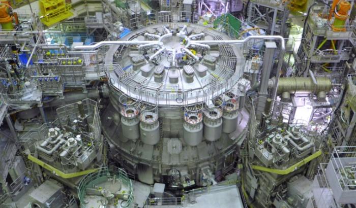 In Japan ist die weltgrößte Versuchungsanlage für einen Kernfusionsreaktor offiziell in Betrieb. Die Fusionsanlage JT-60SA in Naka nördlich von Tokio ist ein japanisch-europäisches Kooperationsprojekt.