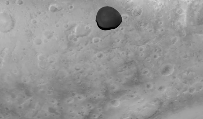 Photo diffusée le 13 mars 2025 par l'Agence spatiale européenne (ESA) montrant la surface de Mars et sa lune Deimos, la plus petite et la plus mystérieuse des deux lunes de Mars, prise le 12 mars 2025 par la sonde HERA