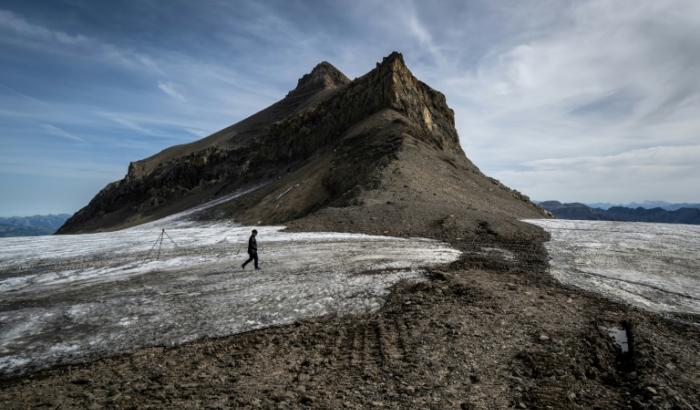 Die Gletscher in der Schweiz haben im laufenden Jahr über sechs Prozent ihres Eisvolumens verloren - mehr als je zuvor. Sehr wenig Schnee im Winter und anhaltenden Hitzewellen im Sommer hätten sämtliche Rekorde der Eisschmelze gebrochen, hieß es.