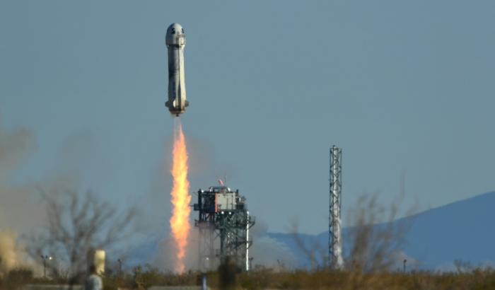 Une fusée New Shepard de Blue Origin décolle d'un site de lancement au Texas, le 31 mars 2022