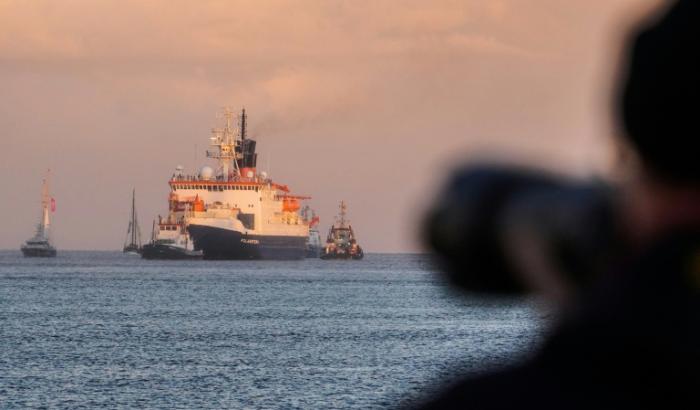 Der deutsche Forschungseisbrecher "Polarstern" hat nach mehr als 40 Jahren im Dienst inzwischen eine Entfernung von zwei Millionen Seemeilen zurückgelegt - das entspricht rund 3,7 Millionen Kilometern. Das teilte das Alfred-Wegner-Institut mit.