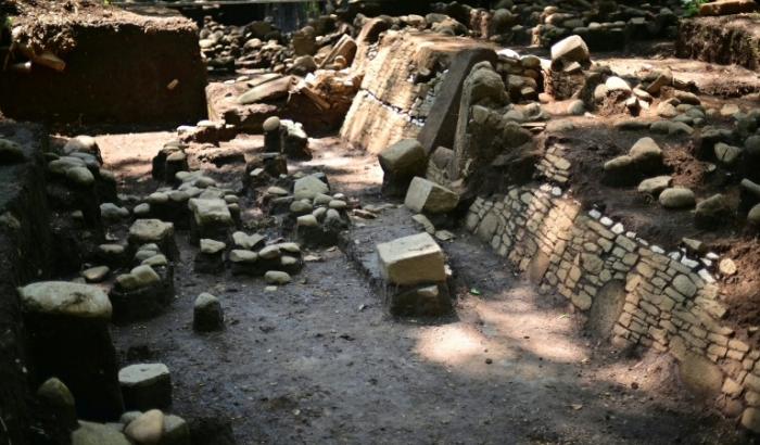 Im Osten Mexikos haben Archäologen antike Ruinen mit Spuren der Maya-Kultur sowie bislang unbekannter Herkunft entdeckt. Die aus kreisförmigen Steinen und einem  Monolith bestehende Stätte datiert auf die Zeit zwischen 200 und 600 nach Christus zurück.