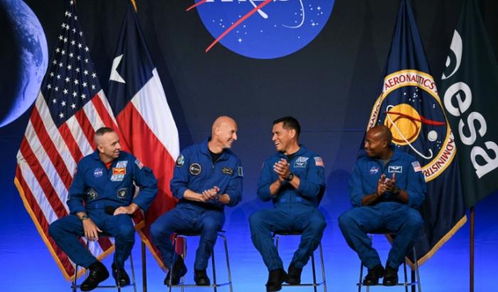 L'équipage d'Artemis III avec de gauche à droite le commandant Randy Bresnik, le pilote Luca Parmitano, et les astronautes Frank Rubio et Andre Douglas, à Houston au Texas le 9 juin 2026