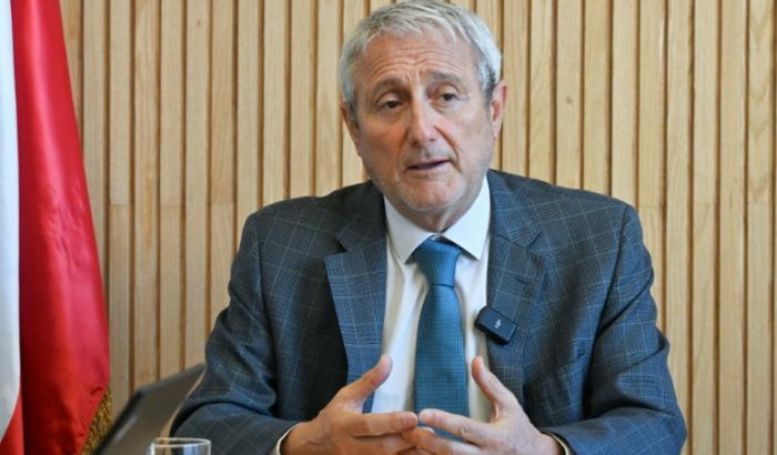 Le ministre chilien des Sciences, Aldo Valle, s'exprime lors d'une interview avec l'AFP avant le lancement de la nouvelle plateforme Latam-GPT, à Santiago, le 6 février 2026