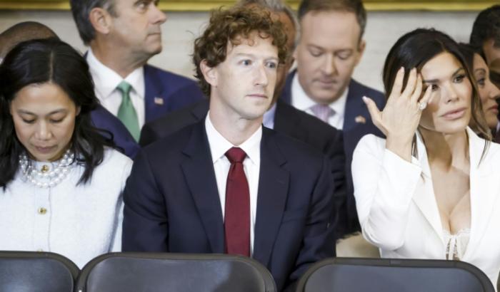 Mark Zuckerberg au Capitole à Washington, avec son épouse Priscilla Chan (g.), le 20 janvier 2025