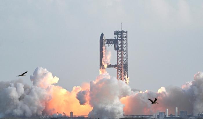 Nach mehreren missglückten Versuchen in den vergangenen Monaten hat die Riesenrakete "Starship" des US-Raumfahrtunternehmens SpaceX ihren zehnten Testflug erfolgreich absolviert.