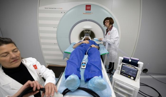 Un volontaire passe un IRM avec le nouvel appareil Iseult, au Commissariat à l'énergie atomique et aux énergies alternatives, à Gif-sur-Yvette, le 22 mars 2024