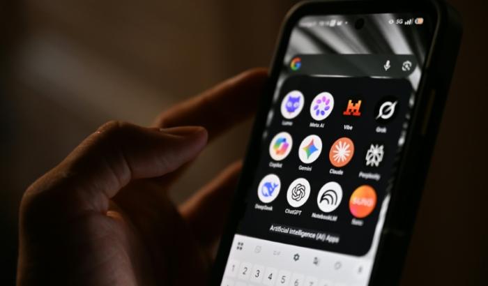 Les icônes des principales applications basées sur l'intelligence artificielle, modèles de langage (LLM), agents conversationnels et outils d'IA générative, sur un écran de smartphone, le 15 juillet 2025 près de Paris