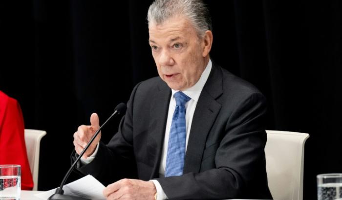L'ancien président colombien Juan Manuel Santos, fait une déclaration après que l'horloge de l'apocalypse a été rapprochée d'une seconde du gong fatifique, le 28 janvier 2025 à l'Institut américain de la paix à Washington