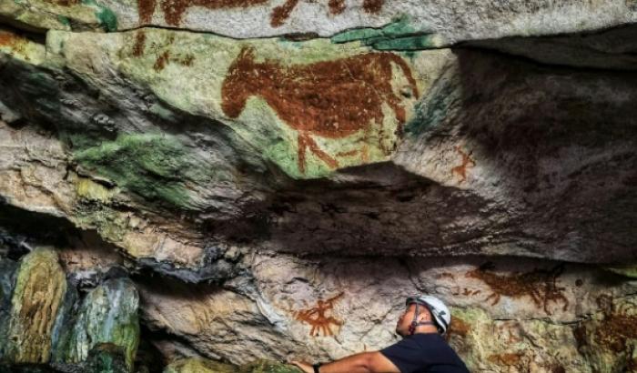 Image fournie par Maxime Aubert de l'université Griffith le 21 janvier 2026 de peintures rupestres préhistoriques découvertes sur l'île de Sulawesi, en Indonésie