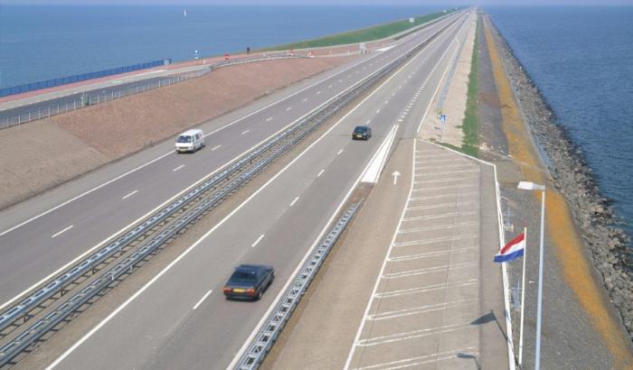 La digue de l'Afsluitdijk près de Den Oever, en avril 2004, aux Pays-Bas