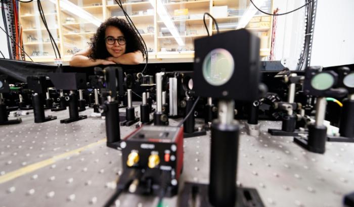 La physicienne Daniela Angulo dans le laboratoire de physique de l'Université de Toronto le 25 octobre 2024